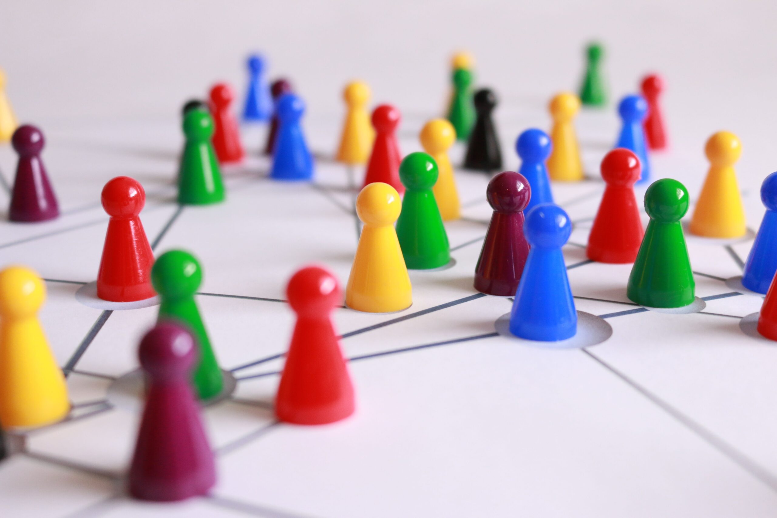 Spielfiguren bilden ein Netz